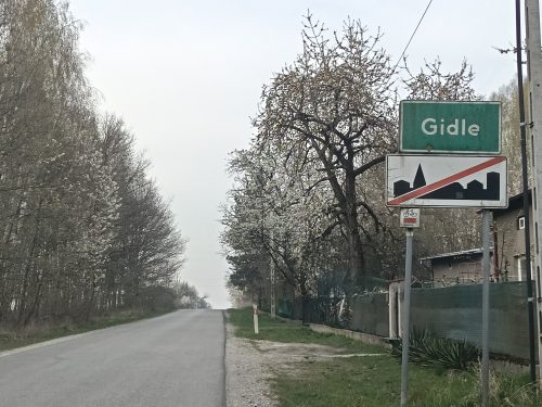 Tablica miejscowości Gidle – wjazd do Gidel