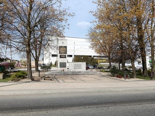 Plac w centrum Kamieńska z pomnikiem i przestrzenią publiczną