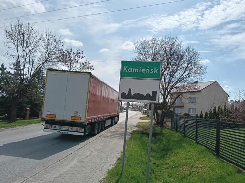Tablica miejscowości Kamieńsk przy wjeździe do miasta